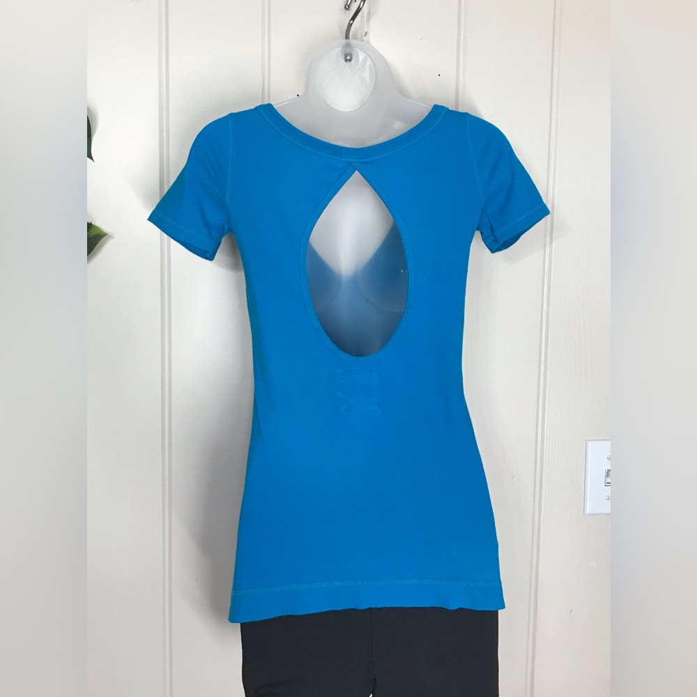 Hollister V-neck Blouse Large Open Back shape Teardrop or Oval
XS 0 - 2 Small - Picture 11 of 15